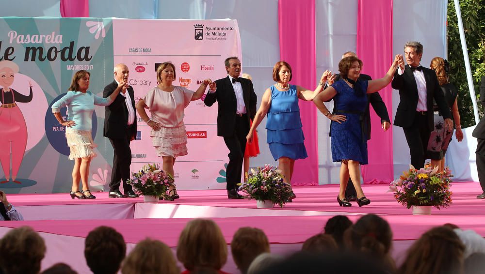 La Pasarela de Moda de la Semana del Mayor ha tenido como protagonistas a 132 modelos de entre 55 y 80 años, que han desfilado en la plaza de La Constitución.