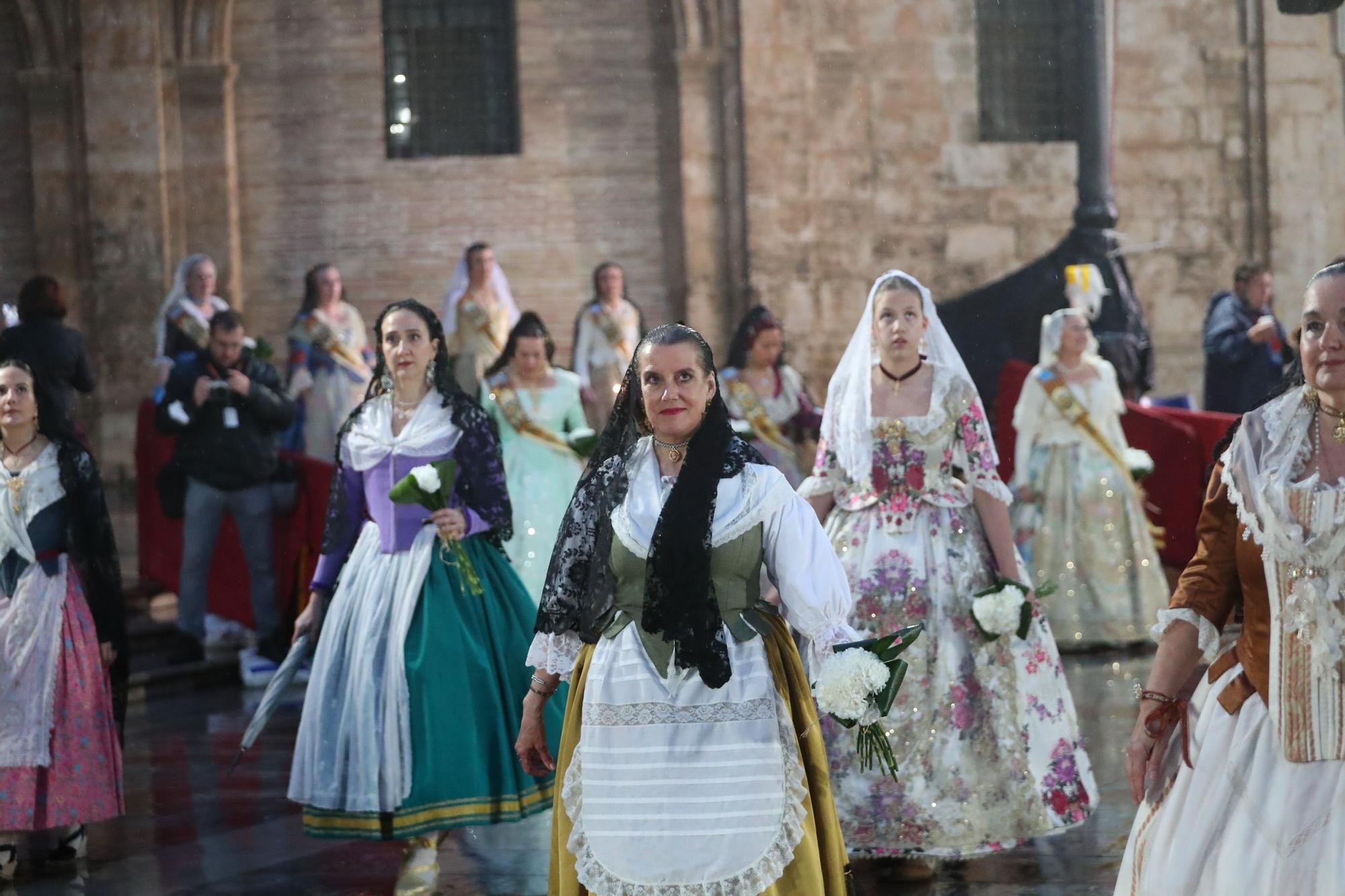 Búscate en el primer día de ofrenda por la calle de la Paz (entre las 19:00 a las 20:00 horas)