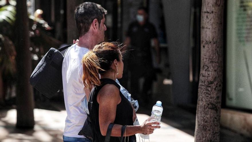 Una pareja sin mascarilla en Santa Cruz de Tenerife.