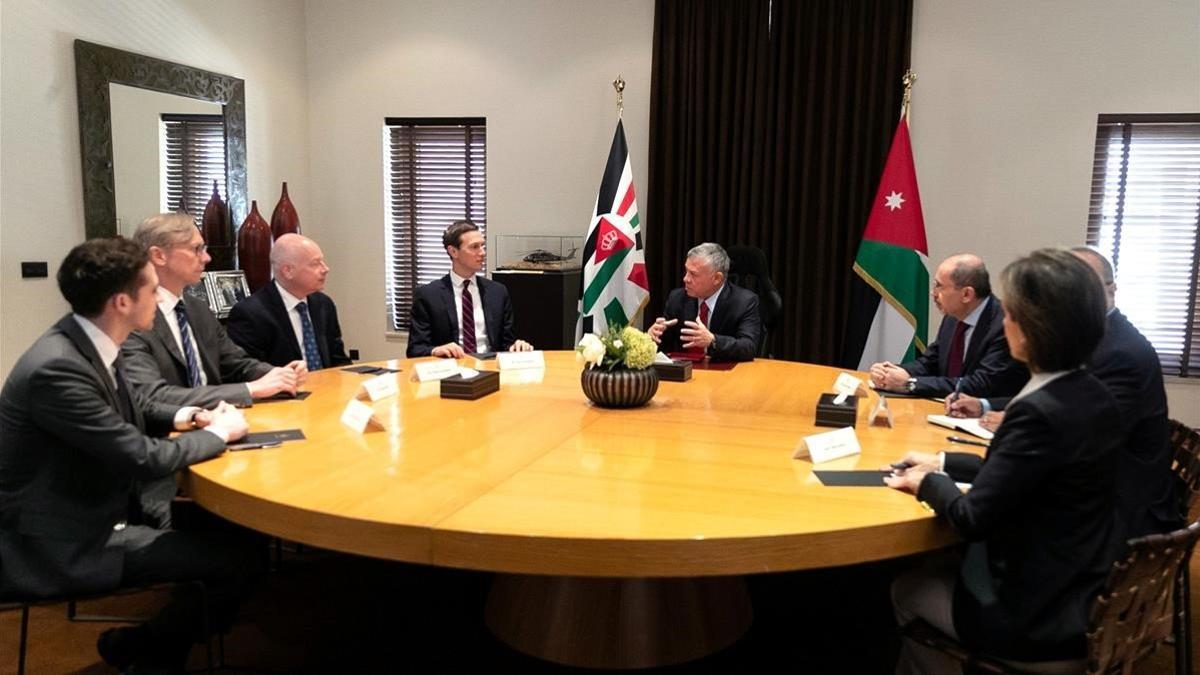 Reunión del rey Abdullah y Kushner en el palacio real de Jordania.