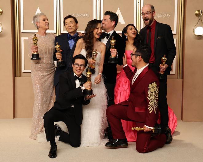 Algunos de los galardonados en los Premios Oscar 2023 posan con su estatuilla