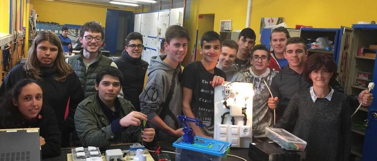 Los alumnos de la asignatura Industria 4.0: fabriquemos robots del Instituto Rey Pelayo de Cangas de Onís.