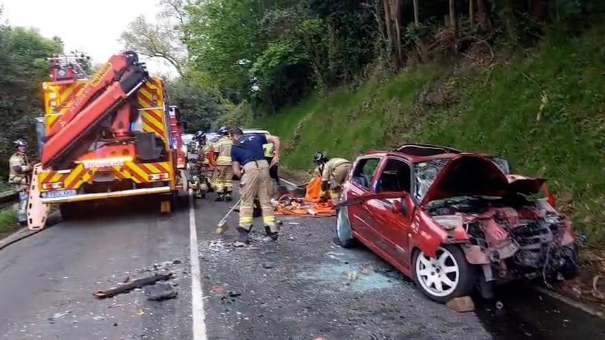 Un brutal accidente en Gijón deja un bus volcado y dos ocupantes de un turismo graves y excarcelados y otros seis heridos leves