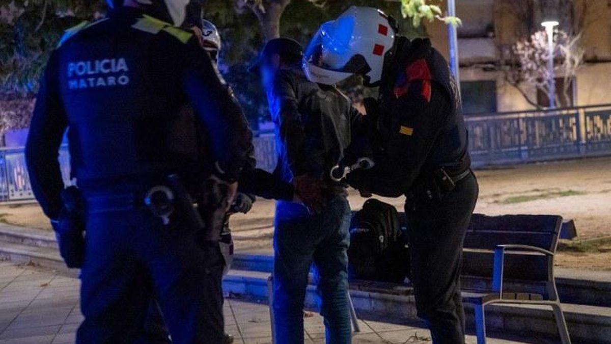 Imagen de una detención llevada a cabo por una patrulla conjunta de Policia Local de Mataró y Mossos d'Esquadra
