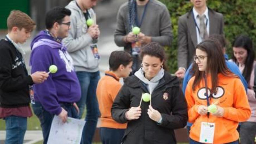 Los jóvenes se dejaron ver por diferentes rincones de Elche con una yincana.