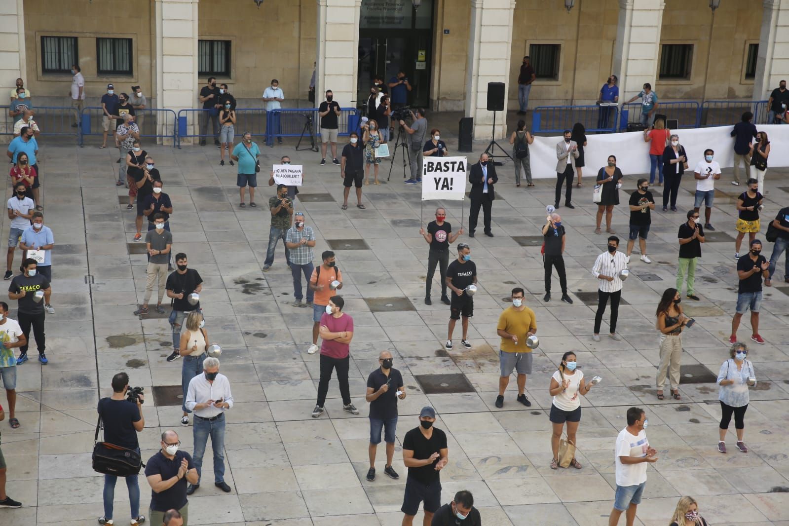 El sector de la Hostelería protesta frente al Ayuntamiento de Alicante