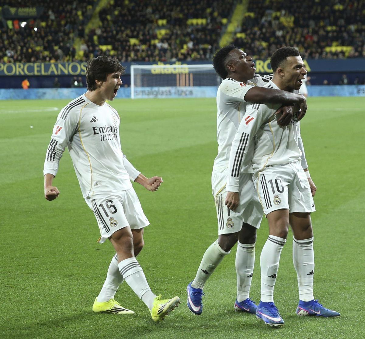 Gonzalo, Vinicius y Mbappé celebran un gol. |  Efe
