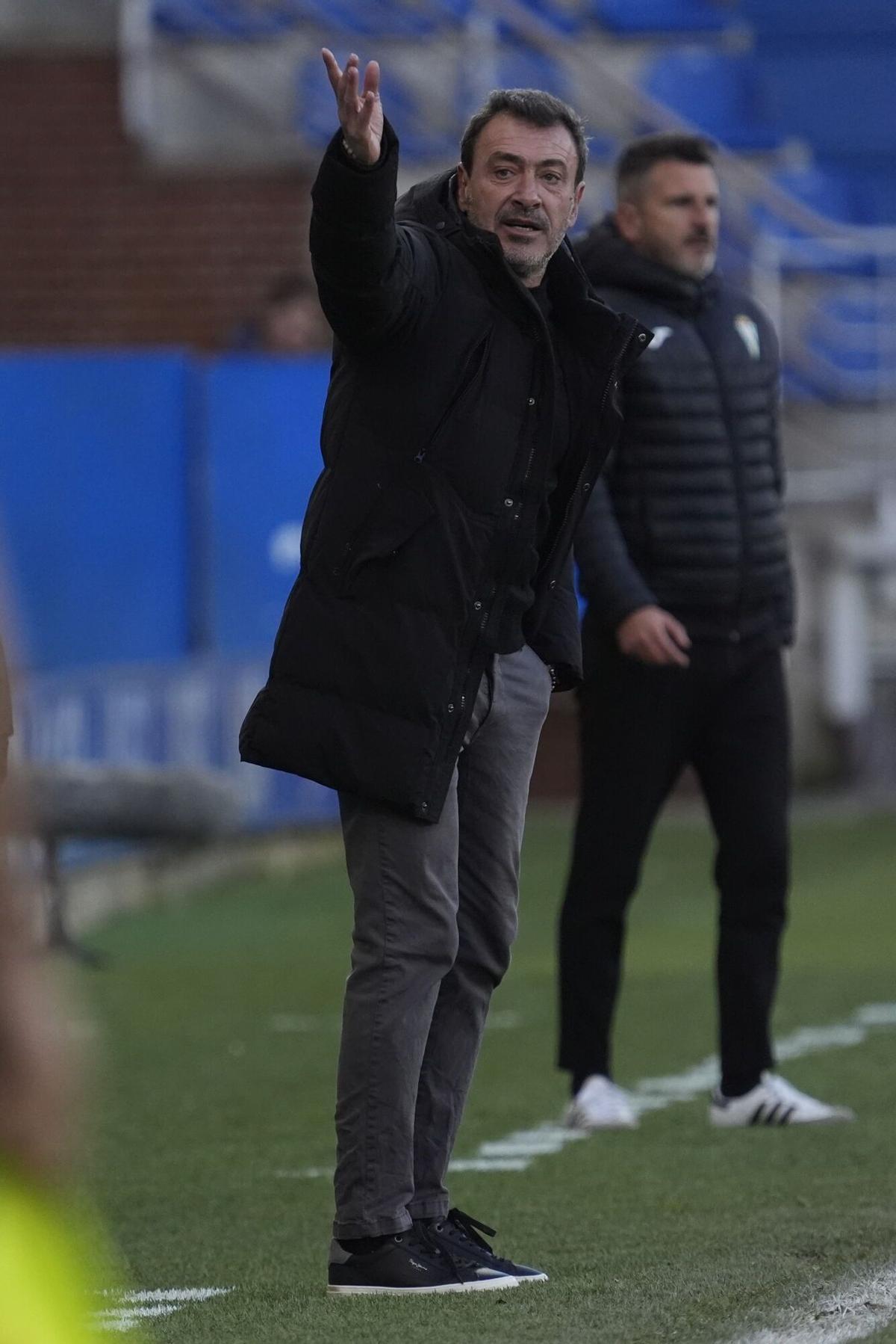 Jesús Galván, entrenador del Mirandés, con Iván Ania de fondo en Mendizorroza.
