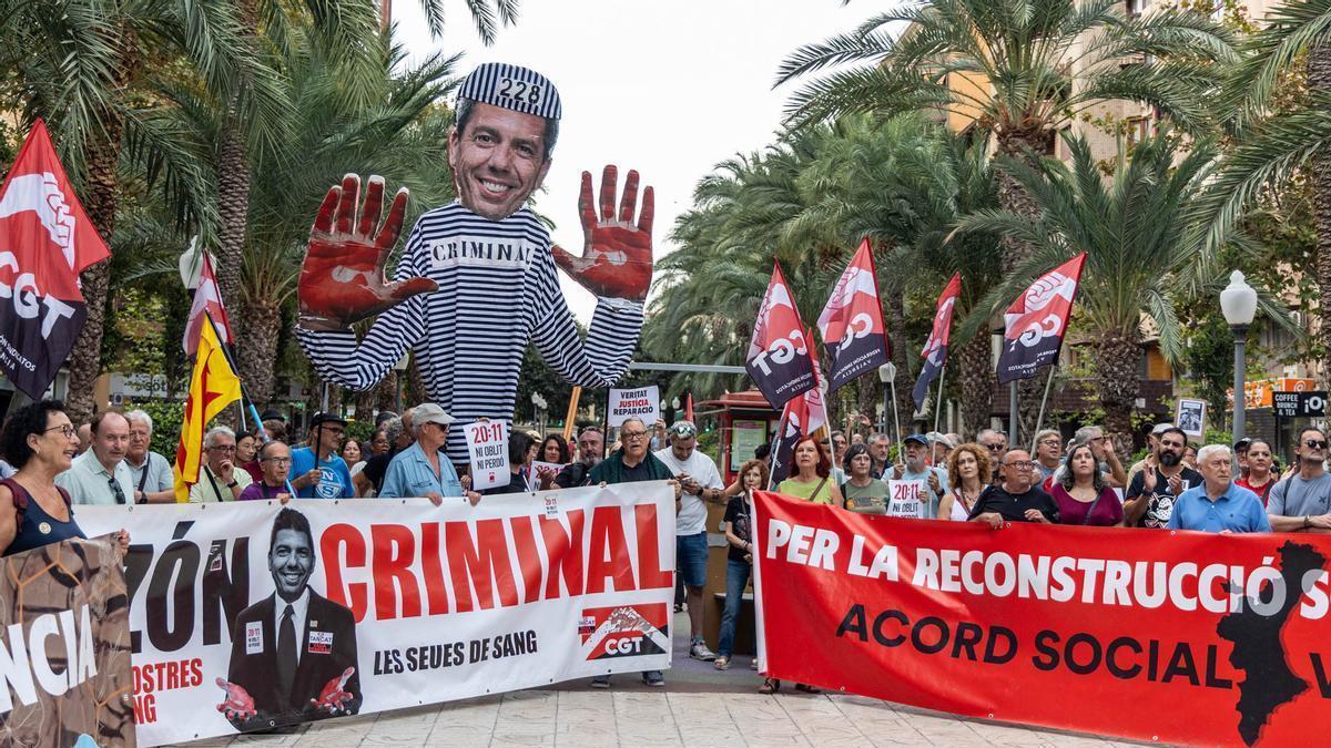 MANIFESTACIÓN ALICANTE | Las víctimas de la dana reclaman el fin del aforamiento de Mazón y su ingreso en prisión