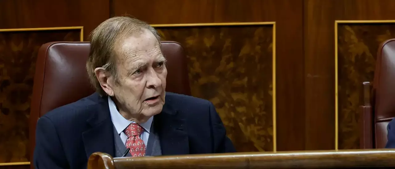 Ramón Tamames durante la moción de censura en el Congreso de los Diputados.