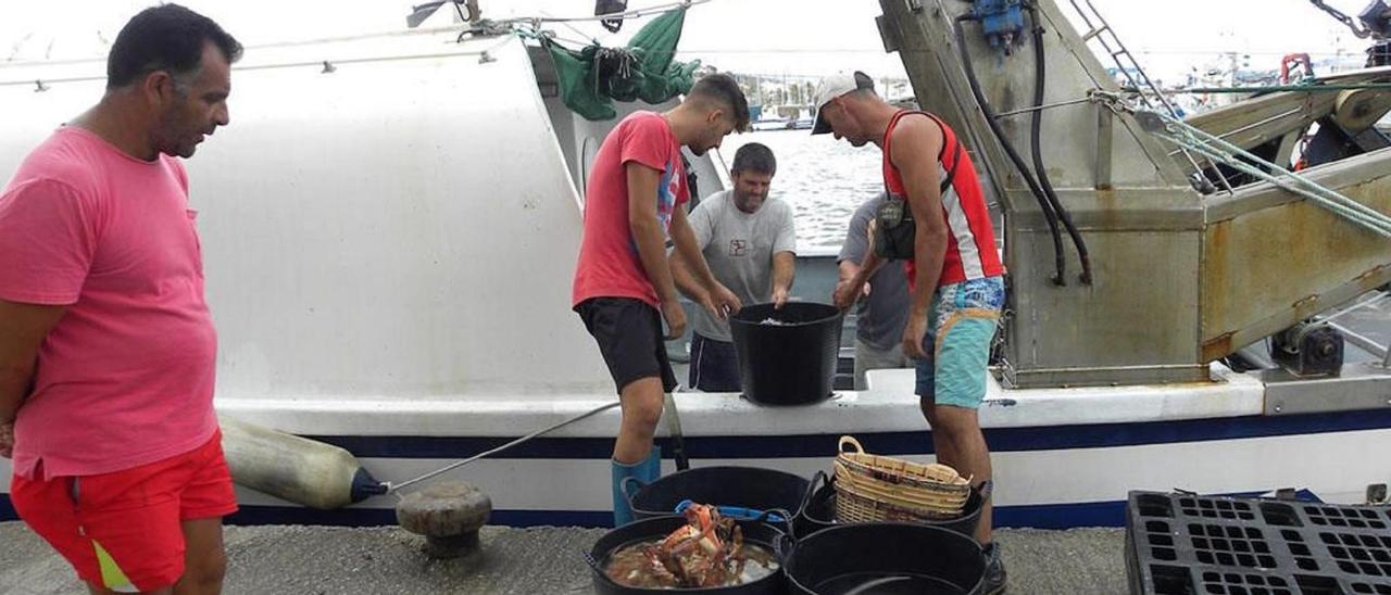 Pescadores en las instalaciones de Caleta de Vélez.