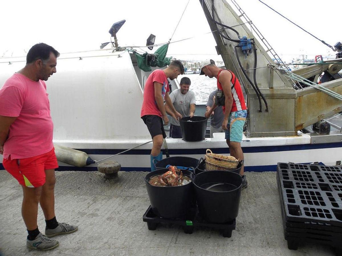 Pescadores en las instalaciones de Caleta de Vélez.