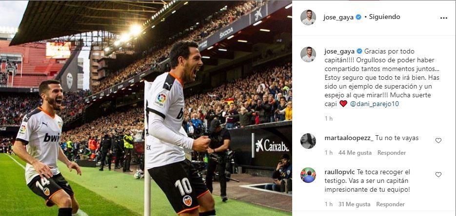 Los jugadores del Valencia CF despiden a Parejo
