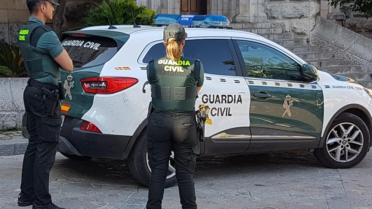 Agentes de la Guardia Civil durante una actuación en Mallorca.