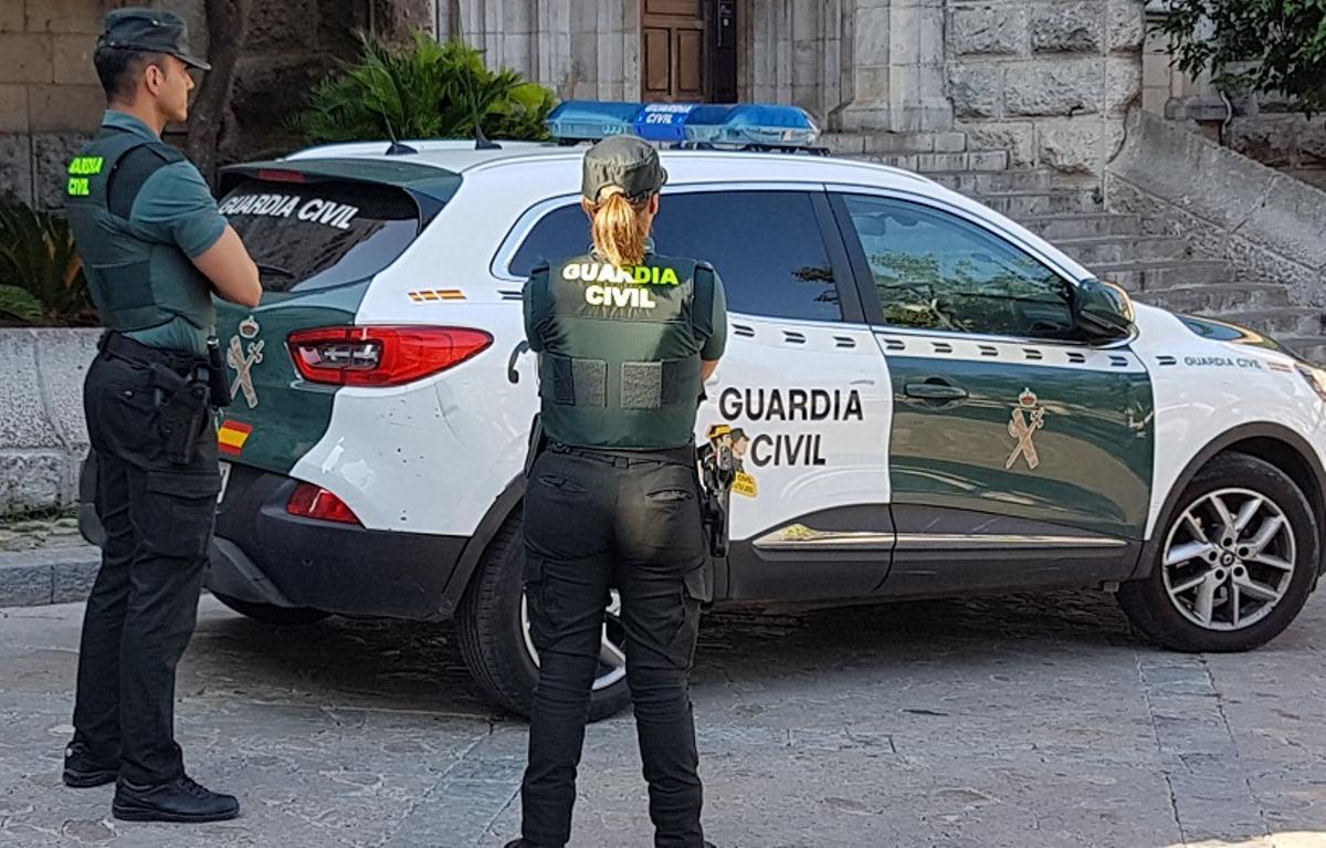 Agentes de la Guardia Civil durante una actuación en Mallorca.