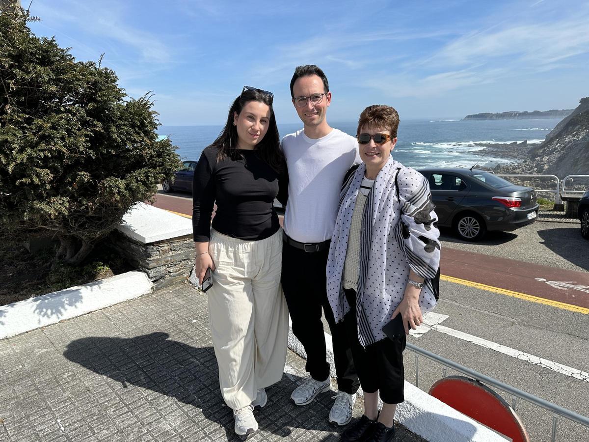 Rocío da Cuña, Jonathan Rodríguez y Margarita González, con el mar Cantábrico al fondo, en un lugar desde donde se ve el faro de Busto.