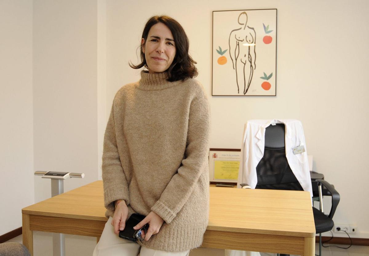 Clara Torres, en la clínica que acaba de abrir en A Estrada.