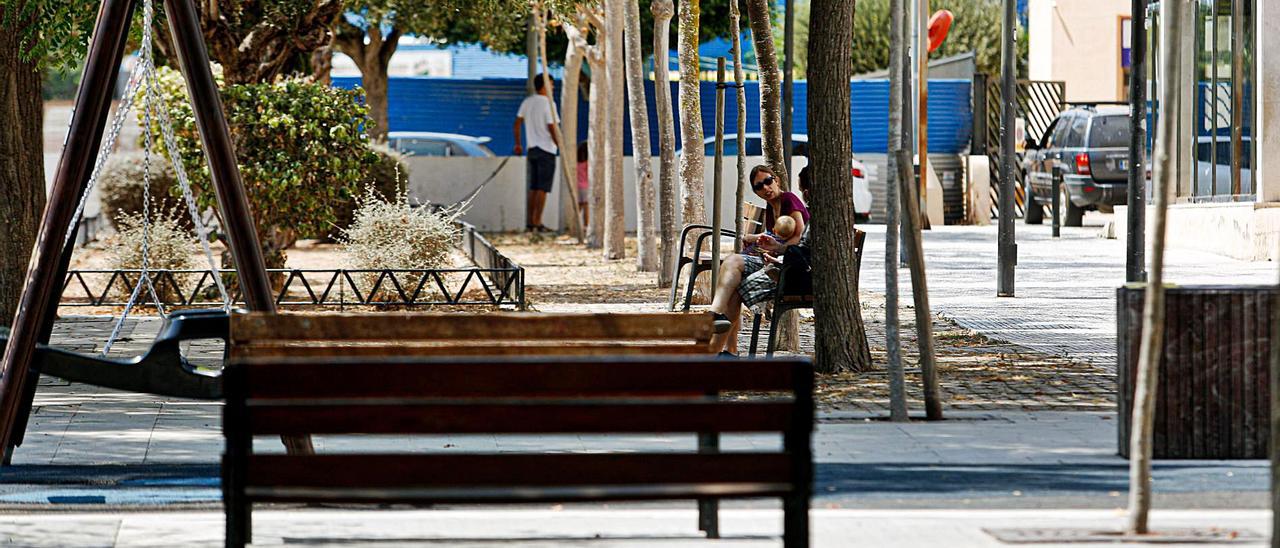 Diversos bancos en la zona infantil del bulevar Abel Matutes de Ibiza. | TONI ESCOBAR