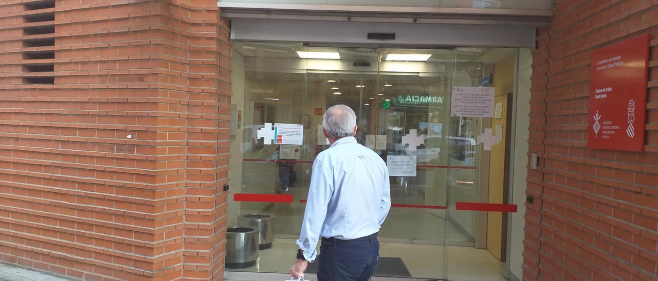 Un hombre pasa por delante del Centro de Salud de San Isidro.