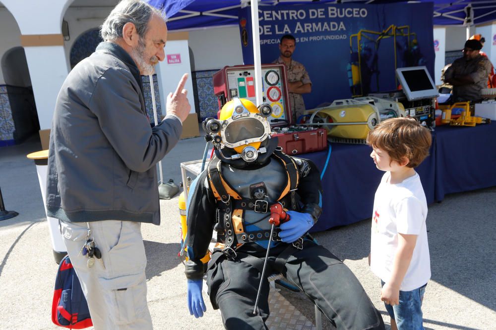 Exhibición de vehículos en el cuartel de San Juan de Ribera