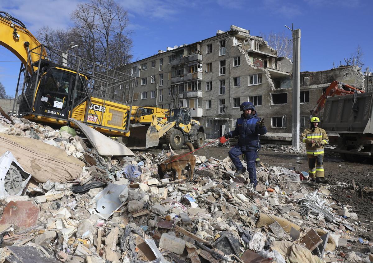 Operarios trabajan sobre las ruinas de un edificio dañado por un ataque uso en Járkov (Ucrania), este lunes.
