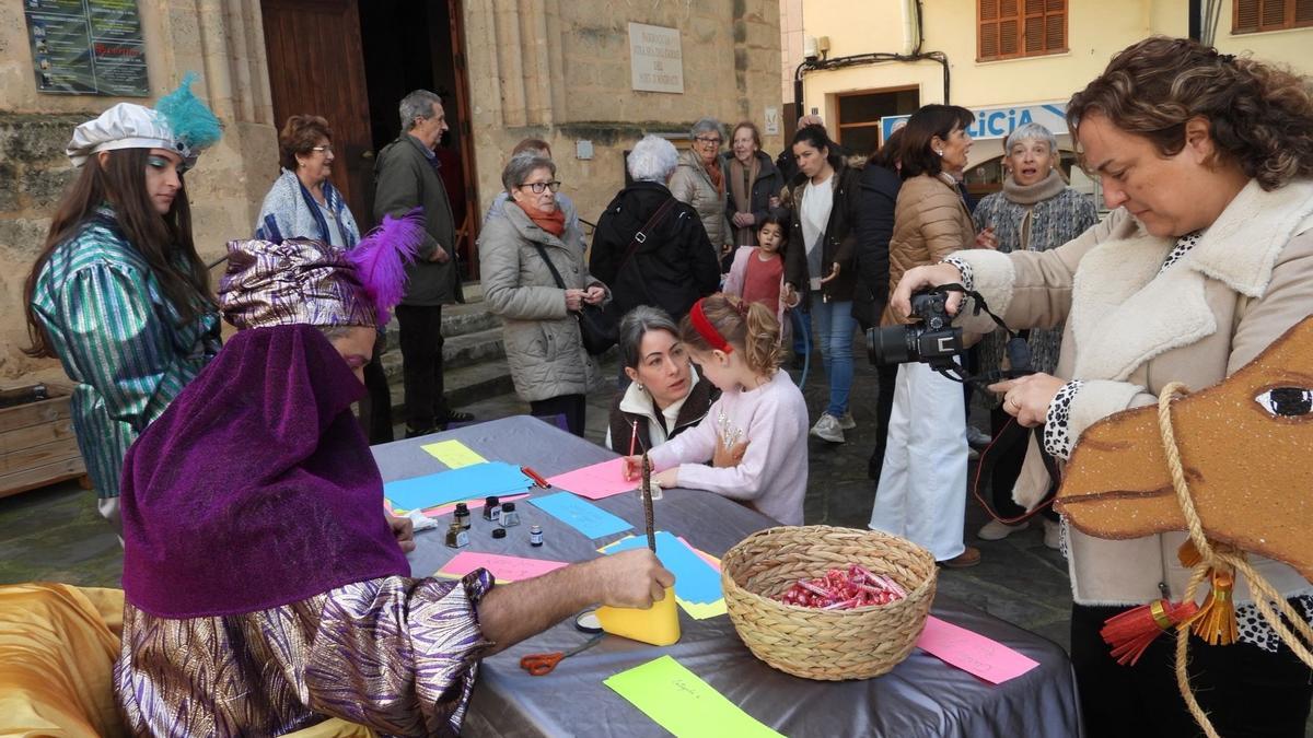 Los Pajes Reales visitaron durante el pasado fin de demana las localidades de s’Arracó y Port d’Andratx.