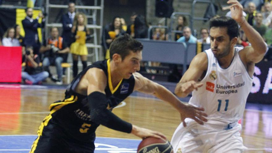 Nicolás Richotti juega un balón ante Facundo Campazzo.