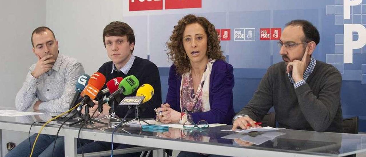 Noela Blanco, con Aitor Bouza, Eladio Gómez y el edil Javier Rey.  // Brais Lorenzo