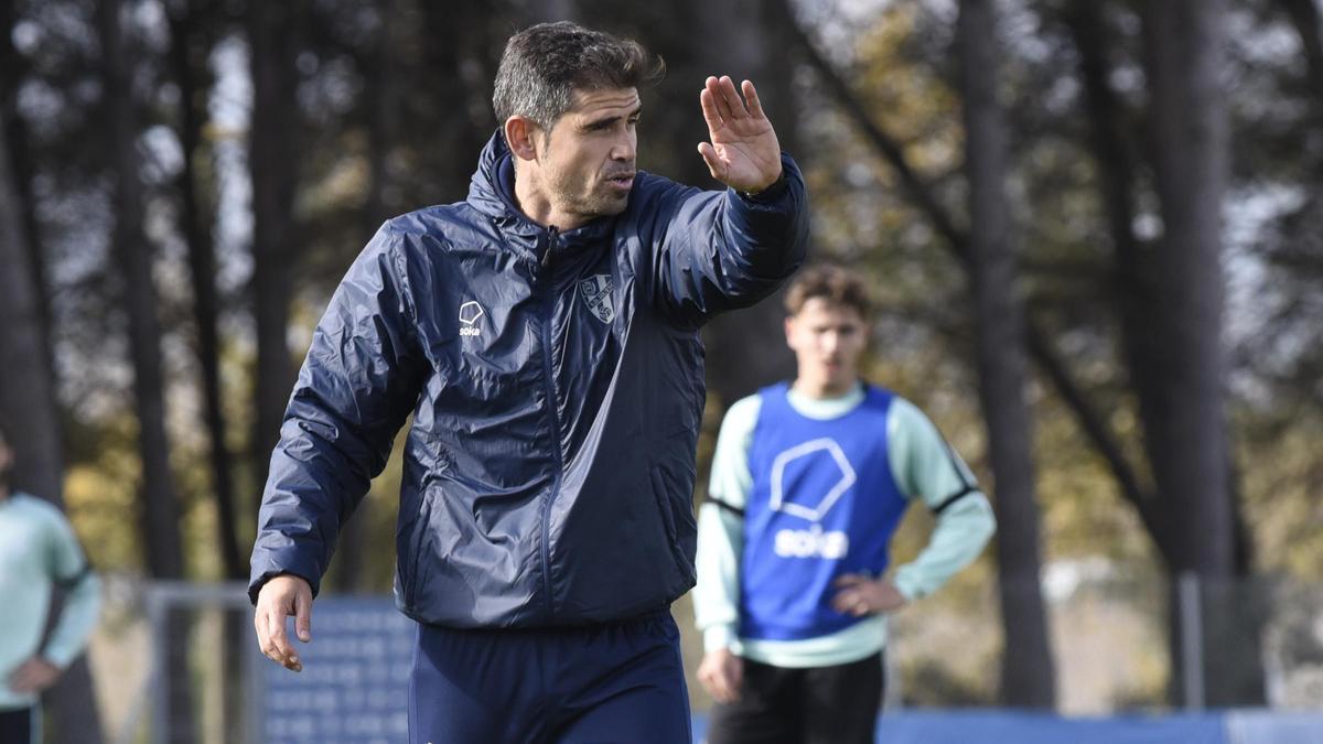 Antonio Hidalgo dirige una sesión de entrenamiento de la SD Huesca en la Base Aragonesa de Fútbol.