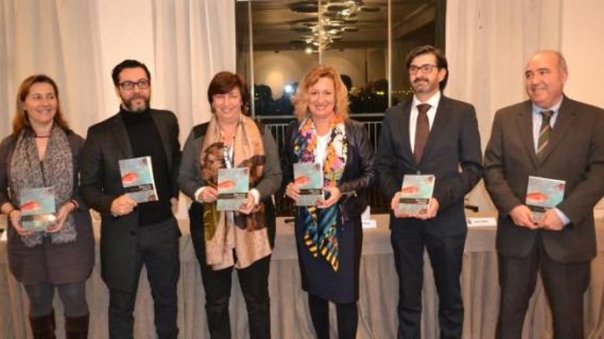 Ángeles Ruiz, autora de «Sabor a Mar», junto con otros invitados durante la presentación del libro.