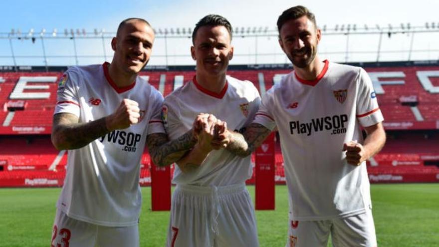 Roque Mesa, escoltado por el grancanario Sandro Ramírez y Layún.