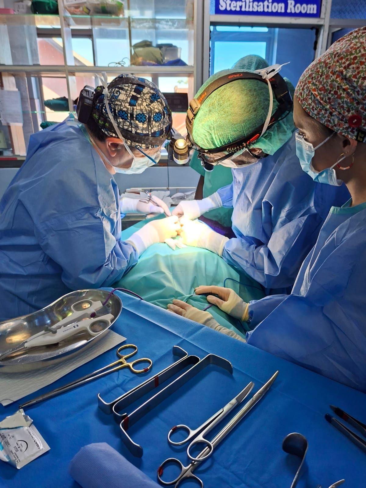 Fotogalería | Las imágenes de la labor de dos cirujanos del hospital de Plasencia en Uganda Fotogalería | Las imágenes de la labor de dos cirujanos del hospital de Plasencia en Uganda