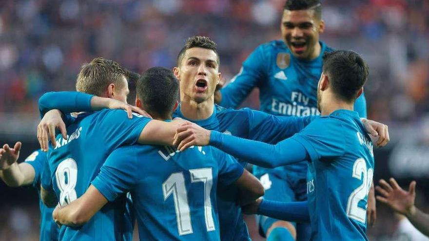 Los jugadores del Madrid celebran uno de sus goles de ayer en Mestalla.