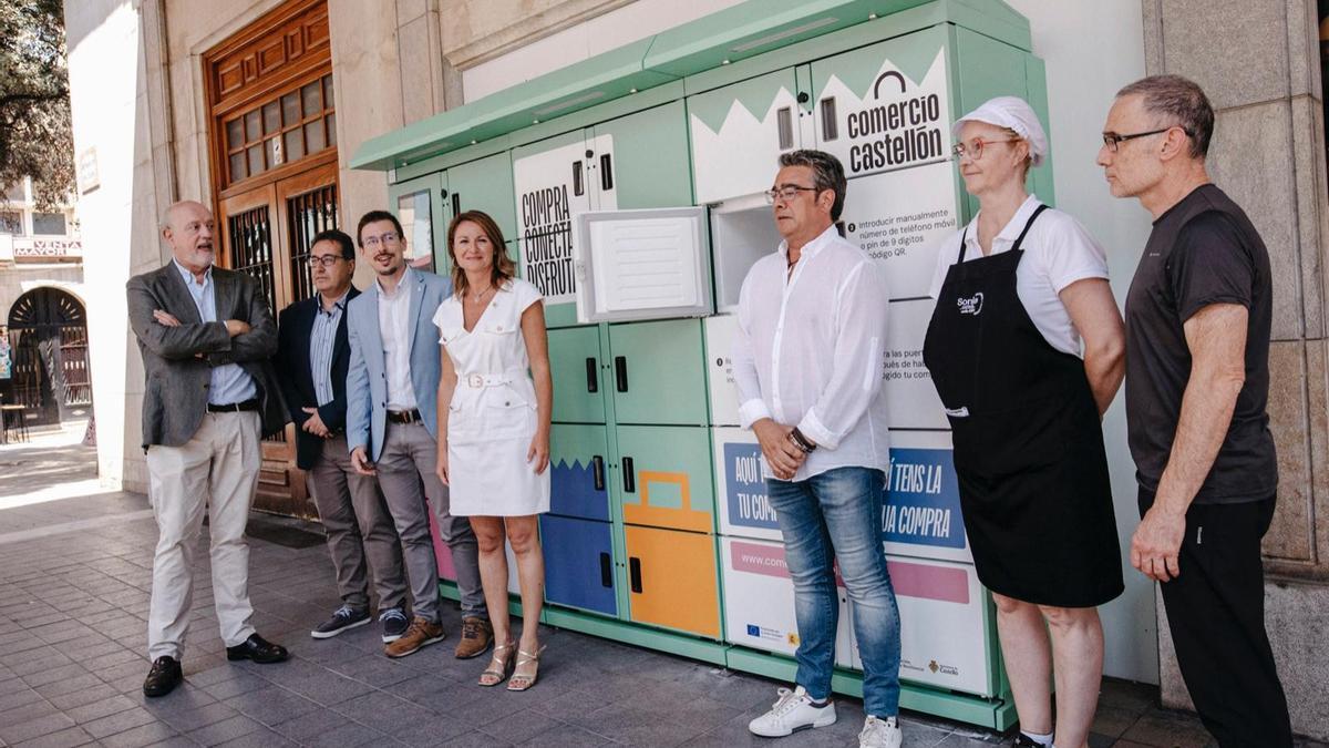 La alcaldesa, Begoña Carrasco, en la presentación de las primeras taquillas en el Mercado Central.