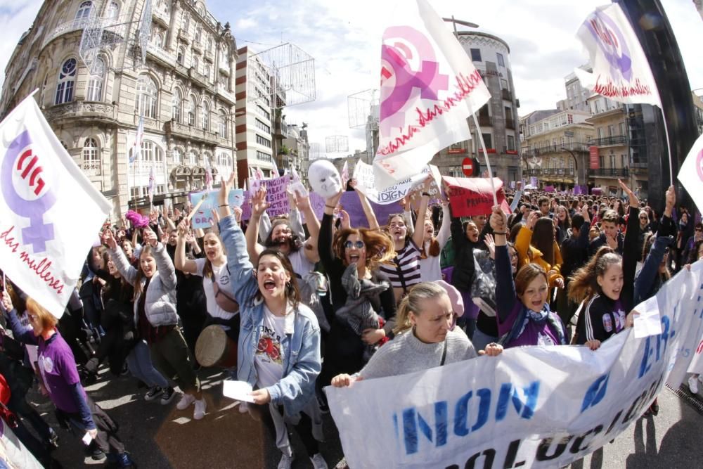 La "marea morada" de Vigo, en la calle Príncipe.