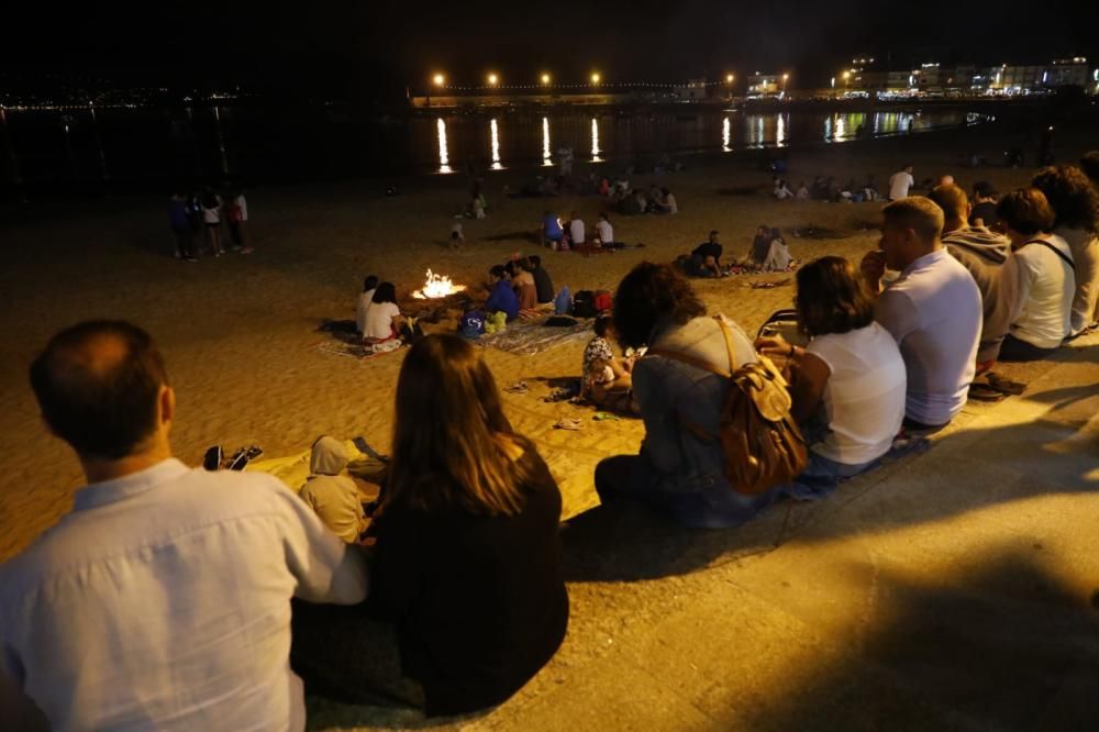 Cientos de personas acuden un año más al arenal de Nigrán para celebrar el inicio del verano entre fuego y diversión.