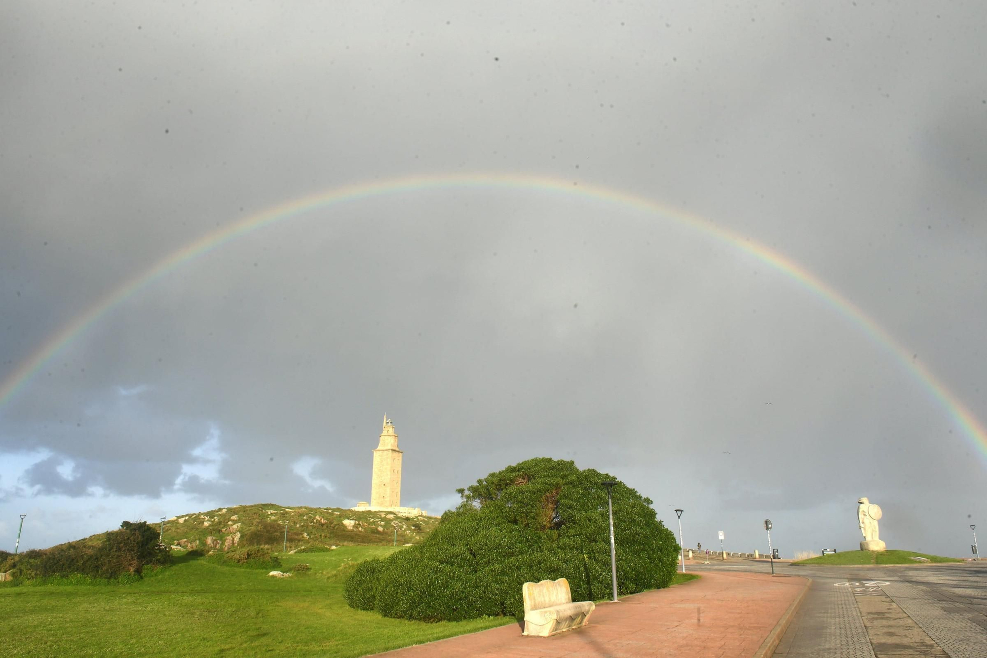 Un espectacular arcoiris se asoma por la Torre de Hércules