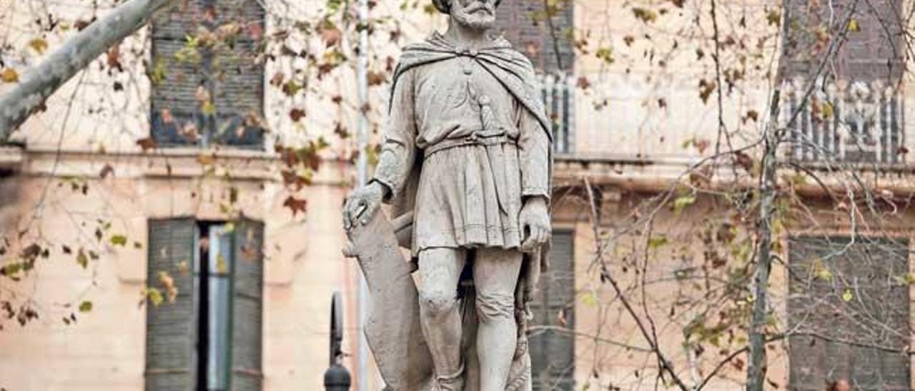 Una copia modificada de la escultura original del navegante Jaume Ferrar domina hoy la plaza Drassana.