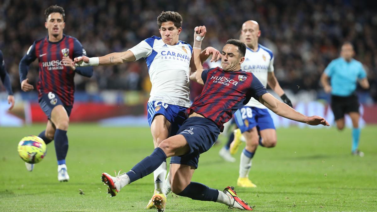 Giuliano Simeone y Florian Miguel, en el partido de la primera vuelta el 10 de diciembre en La Romareda.