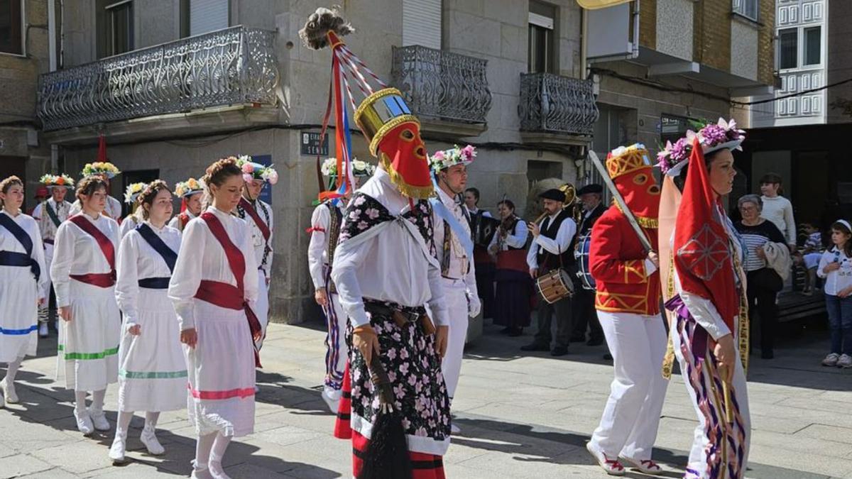 Integrantes de Txori Zuri en el desfile de ayer.   | // S.Á. 