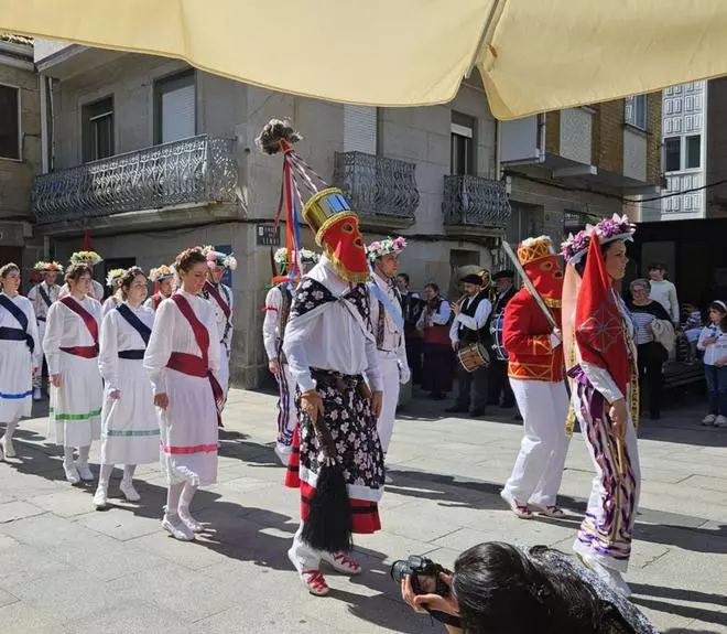 Navarros y lusos en la “rúa” de Cangas