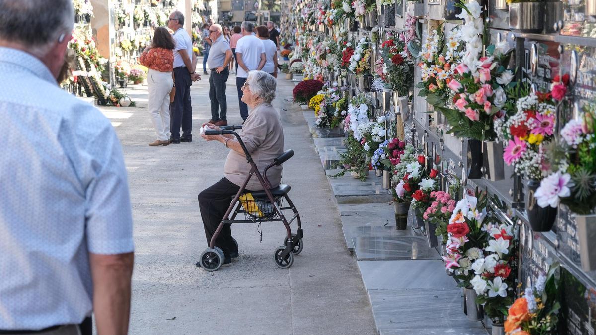 Ambiente en el último Día de Todos los Santos en 2022 en el cementerio viejo de Elche