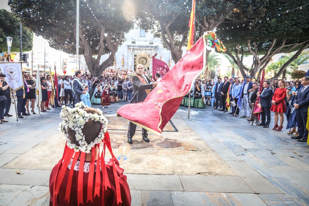 Benejúzar ha acogido el traslado de la patrona desde su santuario y un acto de homenaje a la Señera, en el día de la Comunidad Valenciana