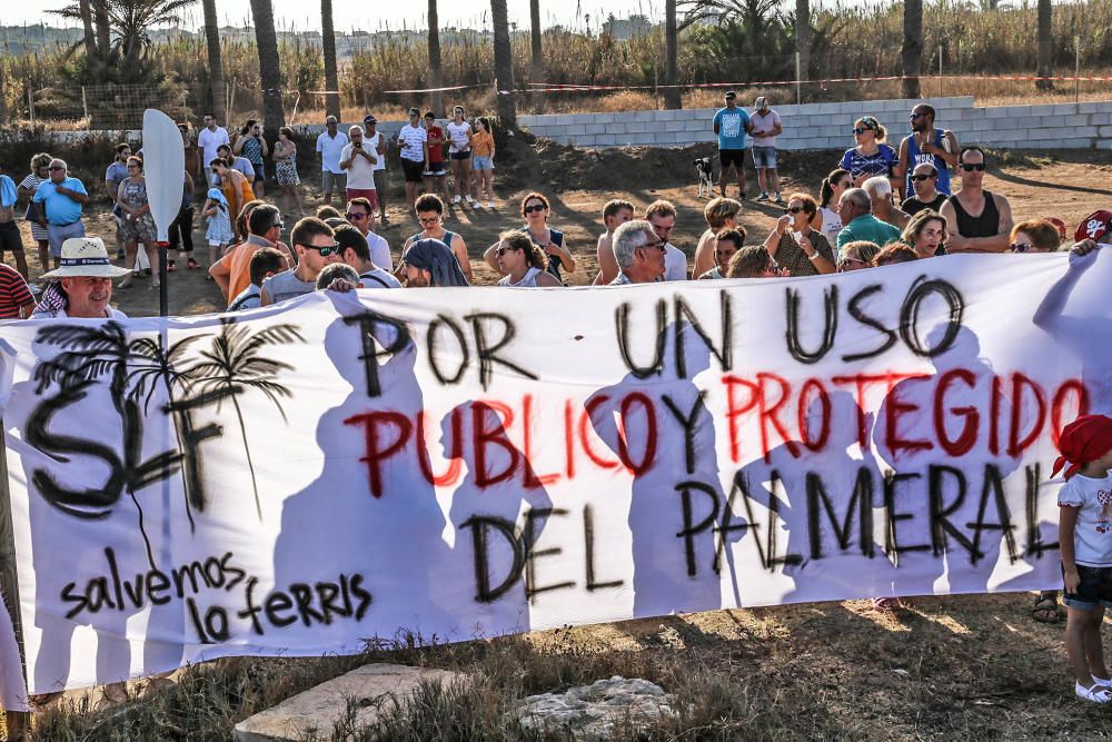 Protesta contra el muro de Ferrís en Torrevieja