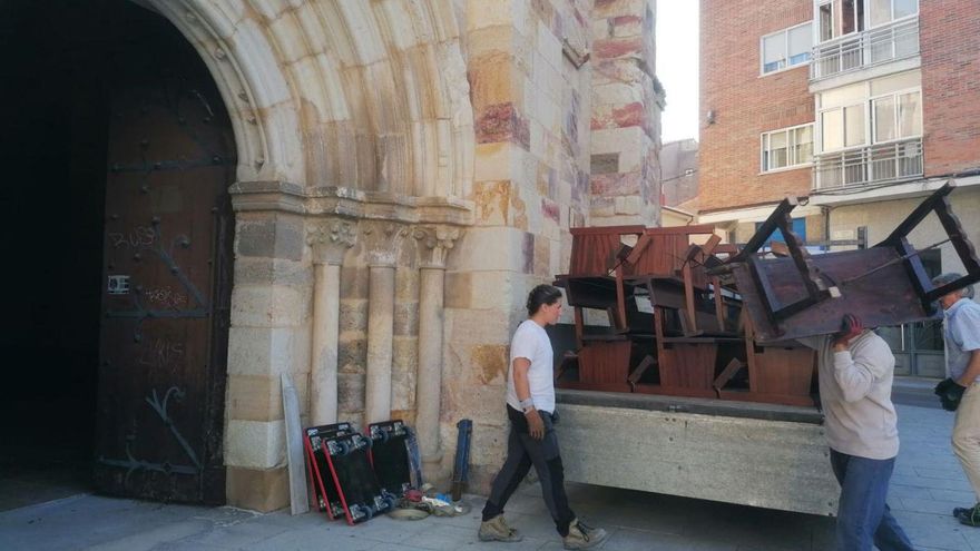 Operarios durante en traslado del equipamiento de la catedral. | J. N.