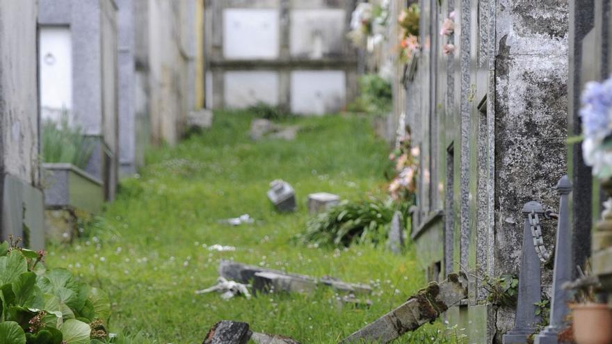 Destrozos en dos de los pasillos del cementerio municipal.  | BERNABÉ/J.LALÍN