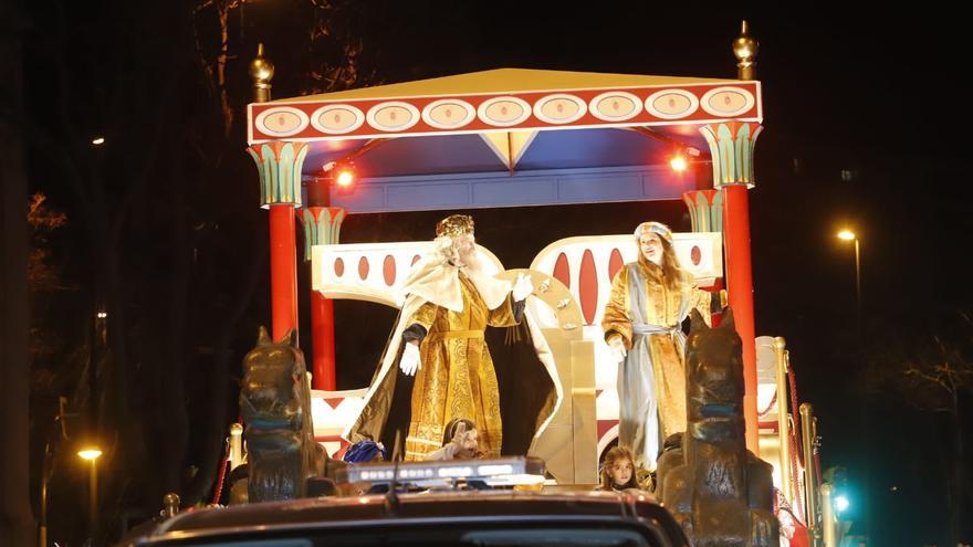 Los Reyes Magos conquistan el corazón de Zaragoza con un espectáculo a la altura de su fama