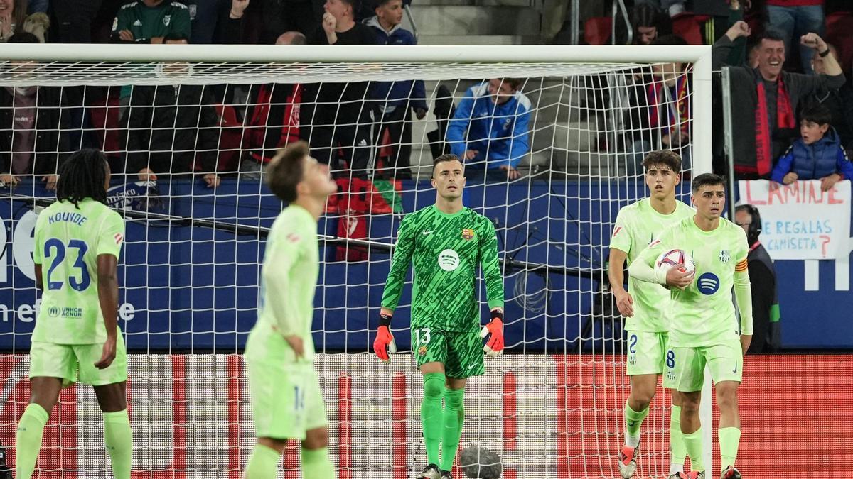 Los jugadores del Barça se lamentan del 1-0 encajado por Osasuna tras el cabezazo de Budimir en El Sadar.