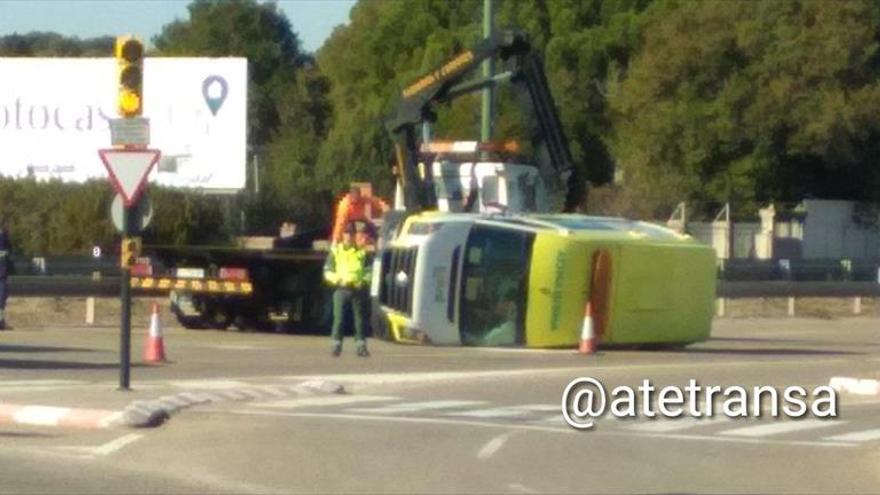 Dos heridos al volcar una ambulancia