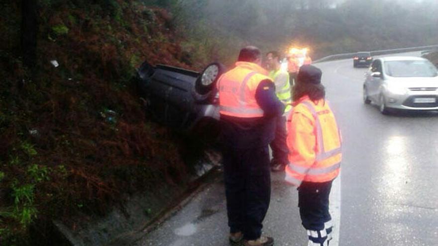 Estado en el que quedó el vehículo accidentado // PROTECCIÓN CIVIL